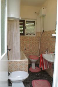 uma casa de banho com um WC, uma banheira e um lavatório. em Apartments by the sea Vrgada, Biograd - 4206 em Biograd na Moru
