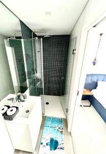 Ένα μπάνιο στο LUXURY PENTHOUSE - River Gallery Art - View&Center +58 φωτογραφίες