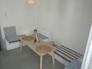 Una pequeña mesa con dos cestas en una habitación en Theros Apartments Donoussa en Donoussa