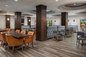 クリントンにあるHoliday Inn Express & Suites Knoxville-Clinton, an IHG Hotelのダイニングルーム(木製のテーブルと椅子付)