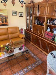 sala de estar con sofá y mesa en Casa de campo en pleno centro de Asturias, en Sesiello