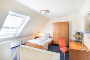 a hotel room with a bed and a window at acora Bochum Living the City in Bochum