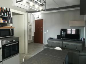 uma cozinha com um sofá, uma mesa e um micro-ondas em Aero Apartment em Elmas