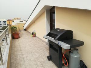 a grill sitting on the side of a balcony at Aero Apartment in Elmas