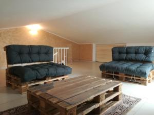 sala de estar con sofá y mesa de centro en Aero Apartment en Elmas