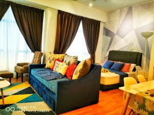 uma sala de estar com um sofá e uma cama em HomeZz Imperium Residence Kuantan Studio Seaview em Kuantan