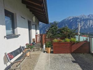 eine Bank vor einem Haus mit Bergen im Hintergrund in der Unterkunft Ferienwohnung Salzmann in Innsbruck