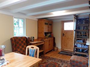 a living room with a table and a kitchen at Ferienwohnung Erika in Moritzburg