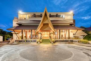 Edificio aominio con fachada en forma de pirámide y patio en Hotel COCO Phuket Bangtao - SHA Extra Plus, en Bang Tao Beach