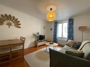 - un salon avec un canapé et une table dans l'établissement L'Abri-gîte - Appartement moderne idéalement situé en centre ville, à Dieppe
