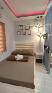 um quarto com uma cama e um tecto rosa em CG's place (modern condo in cdo) em Cagayan de Oro