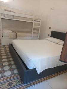 una camera da letto con un grande letto con lenzuola bianche di eli 's home a Vasto