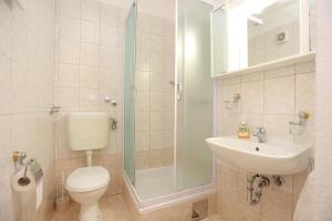 Kúpeľňa v ubytovaní Apartments by the sea Rogoznica - 4162 + 37 fotografií