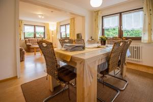 Haus Niedermättle في أوبناو: غرفة طعام مع طاولة وكراسي