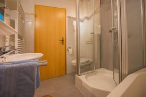 Bilik mandi di Haus Niedermättle +27 gambar