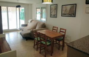sala de estar con mesa y sofá en EL JARDIN DE LOS MANANTIALES en Castañares de Rioja
