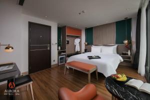 Giường trong phòng chung tại Aurora Premium - A Lifestyle Hotel
