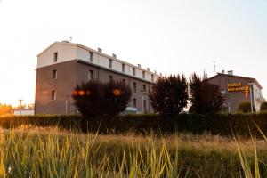 um edifício com um sinal na lateral em Hotel Mirandola em Mirandola