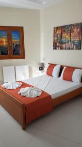 1 cama grande en una habitación con 2 sillas en Heart of Kissamos Apartment, en Kissamos 27 fotos más