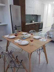 Una mesa de madera con copas de vino encima en una cocina. en Heart of Kissamos Apartment, en Kissamos