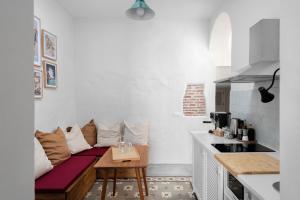 salon z kanapą i stołem w obiekcie La AMARA Maha - en el casco antiguo de Frigiliana w mieście Frigiliana +12 zdjęć