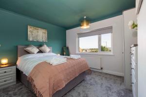 - une chambre avec un grand lit et une fenêtre dans l'établissement Home from Home in Guisborough, à Guisborough