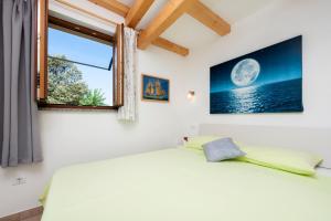 a bedroom with a bed and a window at Casetta in campagna in Rovinj