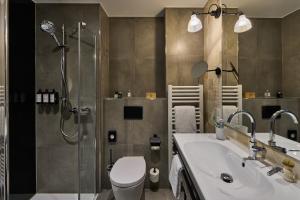 a bathroom with a shower and a toilet and a sink at FREIgeist Homes - Serviced Apartments in Göttingen