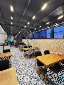 un comedor con mesas, sillas y ventanas en Luxx Garden Hotel en Estambul