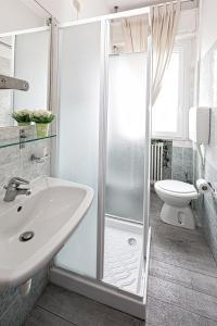 La salle de bains est pourvue d'une douche, d'un lavabo et de toilettes. dans l'établissement Residence Rimini Mare, à Rimini