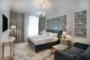 Hotel Caraiman في سينيا: غرفة نوم مع سرير مزدوج كبير وأريكة