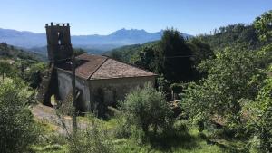 un antiguo edificio en medio de una montaña en Villa Valle dei Fiori en Mulazzo
