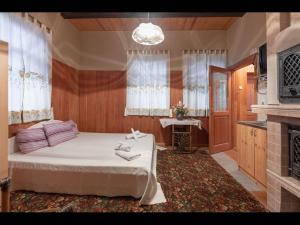 1 dormitorio con 1 cama y chimenea en Valensija - Cute cottage in big yard en Jūrmala