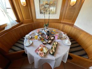 una mesa con platos de comida encima en Hotel Restaurant Rothorn, en Visperterminen