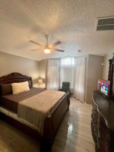 um quarto com uma cama e uma ventoinha de tecto em Grand Family Superior 4BR House near Disney Parks em Davenport