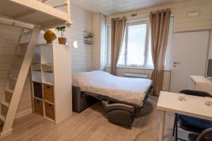 Un pequeño dormitorio con una cama y una escalera en CABANA & Perle de Lac - Proche du Lac, en Sévrier