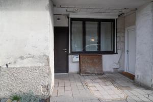 una entrada a un edificio con una ventana y una puerta en CABANA & Perle de Lac - Proche du Lac, en Sévrier