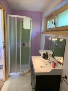 A bathroom at Chalet Baita delle Favole di RosaRita
