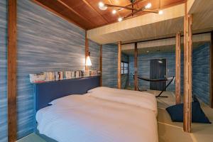 um quarto com uma cama grande num quarto em 湯河原温泉 夢十夜 em Yugawara