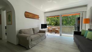 a living room with a couch and a television at La casa sul lago in Maroggia