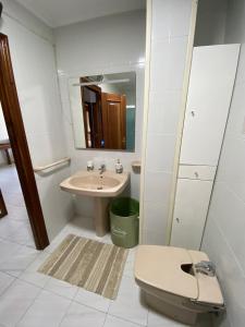 uma casa de banho com um WC e um lavatório em Gamboa em Vigo