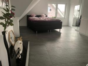 1 dormitorio con 1 cama en el centro de una habitación en Apartment in toller Lage am Rande des Ruhrgebietes, en Bottrop