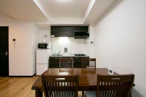 東京的住宿－Minn Machiya，厨房配有桌椅和冰箱。