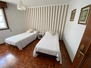 維戈的住宿－Gamboa，一间客房内配有两张床的房间