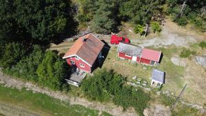 una vista aérea de una casa con un granero rojo en Annas Stuga en Kode