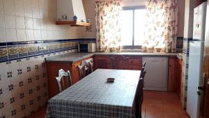 Kuchyň nebo kuchyňský kout v ubytování Villa 'El Cortijo' con piscina privada