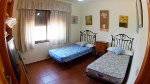 Postel nebo postele na pokoji v ubytování Villa 'El Cortijo' con piscina privada + 30 fotografií