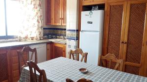 Kuchyň nebo kuchyňský kout v ubytování Villa 'El Cortijo' con piscina privada