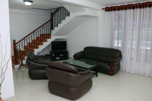 salon z kanapą, krzesłami i schodami w obiekcie Bloomy Villa Bentota w mieście Bentota