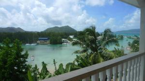 balcone con vista sul fiume. di Belle Rose Vue guest house a Baie Sainte Anne